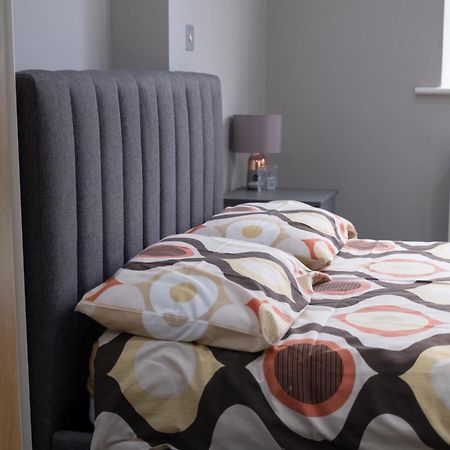 Spacious 2 Bed 2 Bath Apartment With Free Parking For 2 Cars And Underground Station Zone 2 For Quick Access To Central London Up To 10 Guests المظهر الخارجي الصورة