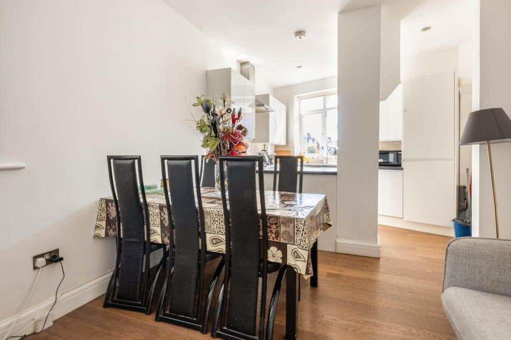 Spacious 2 Bed 2 Bath Apartment With Free Parking For 2 Cars And Underground Station Zone 2 For Quick Access To Central London Up To 10 Guests المظهر الخارجي الصورة