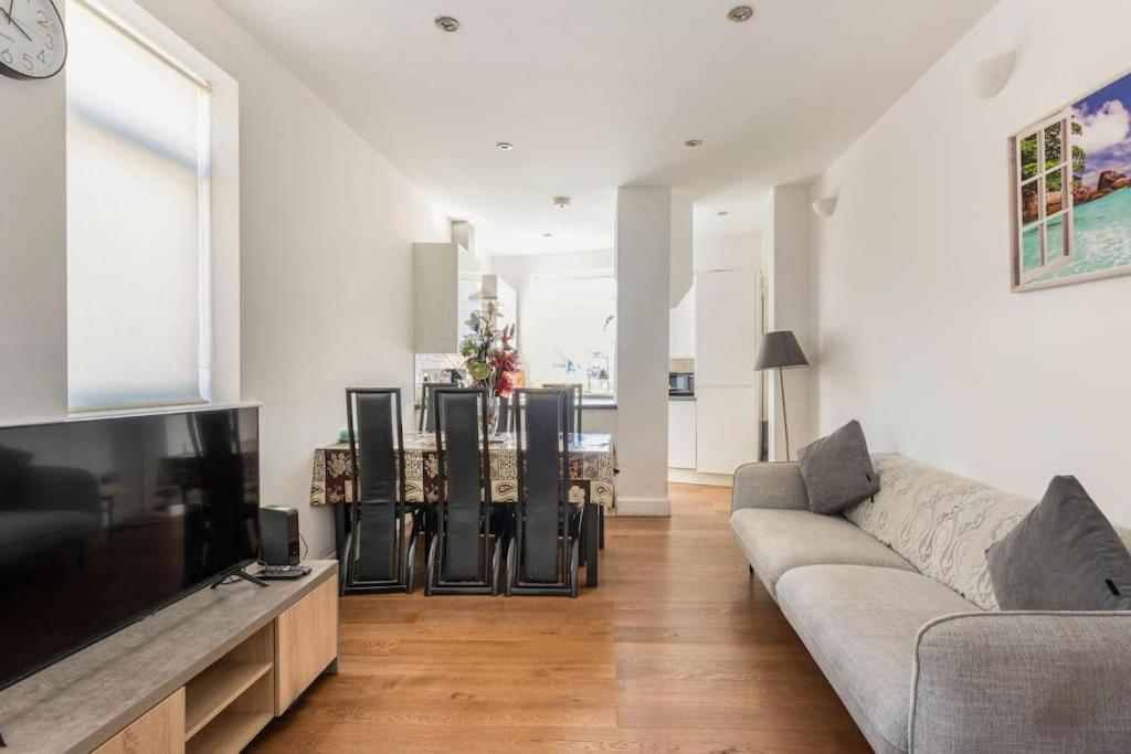 Spacious 2 Bed 2 Bath Apartment With Free Parking For 2 Cars And Underground Station Zone 2 For Quick Access To Central London Up To 10 Guests المظهر الخارجي الصورة