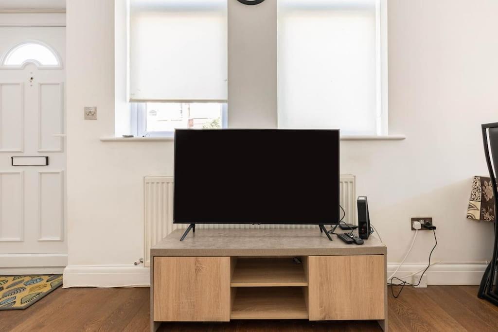 Spacious 2 Bed 2 Bath Apartment With Free Parking For 2 Cars And Underground Station Zone 2 For Quick Access To Central London Up To 10 Guests المظهر الخارجي الصورة
