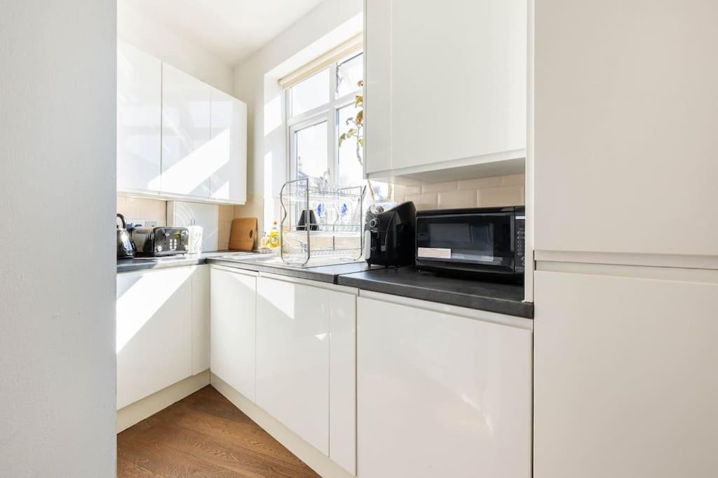 Spacious 2 Bed 2 Bath Apartment With Free Parking For 2 Cars And Underground Station Zone 2 For Quick Access To Central London Up To 10 Guests المظهر الخارجي الصورة
