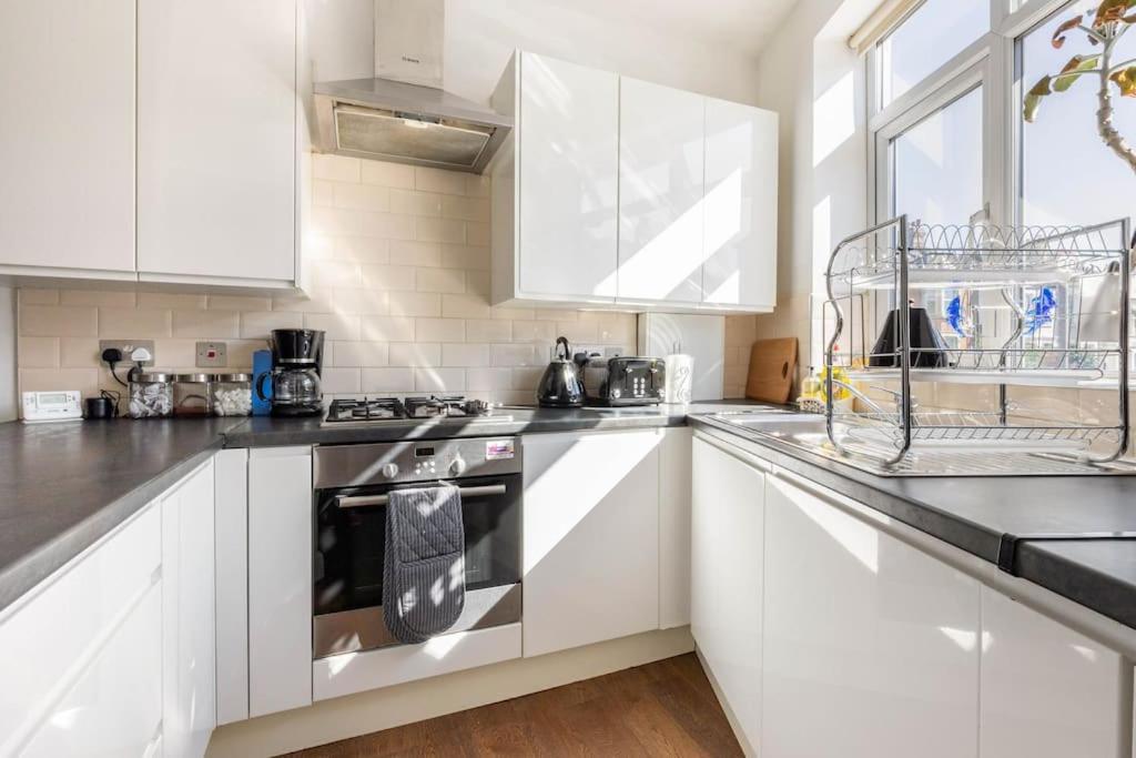 Spacious 2 Bed 2 Bath Apartment With Free Parking For 2 Cars And Underground Station Zone 2 For Quick Access To Central London Up To 10 Guests المظهر الخارجي الصورة