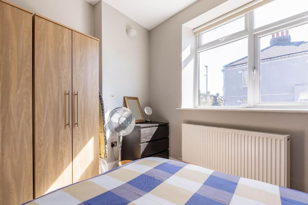 Spacious 2 Bed 2 Bath Apartment With Free Parking For 2 Cars And Underground Station Zone 2 For Quick Access To Central London Up To 10 Guests المظهر الخارجي الصورة