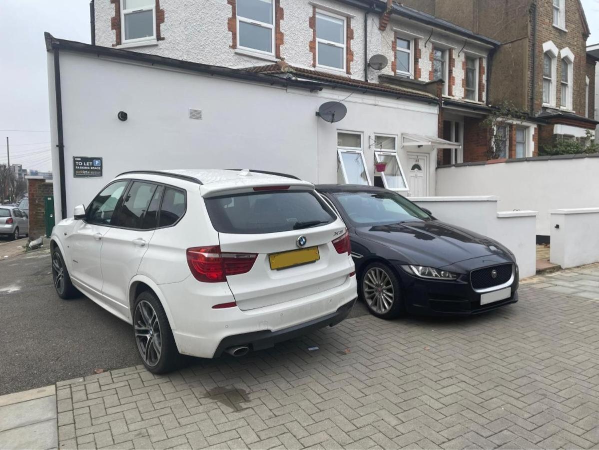 Spacious 2 Bed 2 Bath Apartment With Free Parking For 2 Cars And Underground Station Zone 2 For Quick Access To Central London Up To 10 Guests المظهر الخارجي الصورة