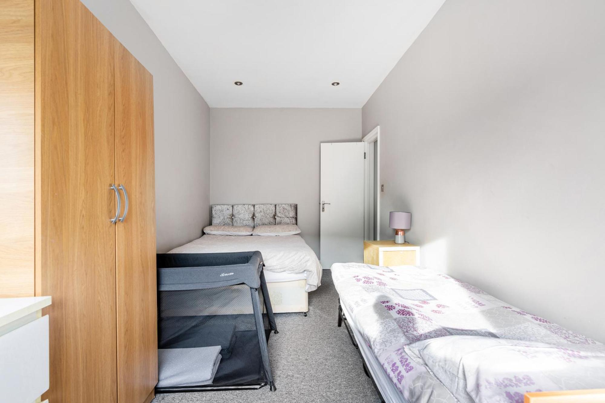 Spacious 2 Bed 2 Bath Apartment With Free Parking For 2 Cars And Underground Station Zone 2 For Quick Access To Central London Up To 10 Guests المظهر الخارجي الصورة