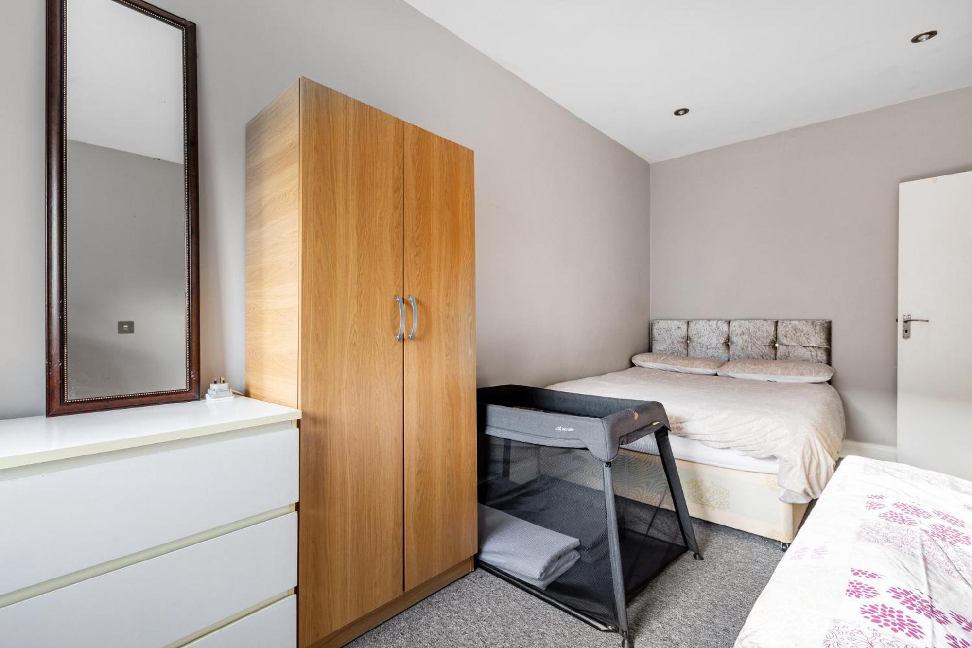 Spacious 2 Bed 2 Bath Apartment With Free Parking For 2 Cars And Underground Station Zone 2 For Quick Access To Central London Up To 10 Guests المظهر الخارجي الصورة
