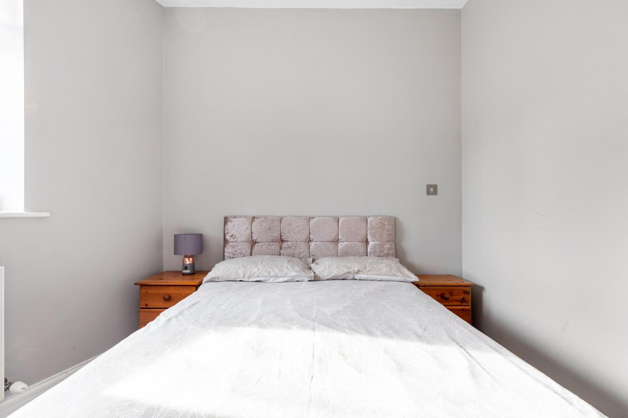 Spacious 2 Bed 2 Bath Apartment With Free Parking For 2 Cars And Underground Station Zone 2 For Quick Access To Central London Up To 10 Guests المظهر الخارجي الصورة