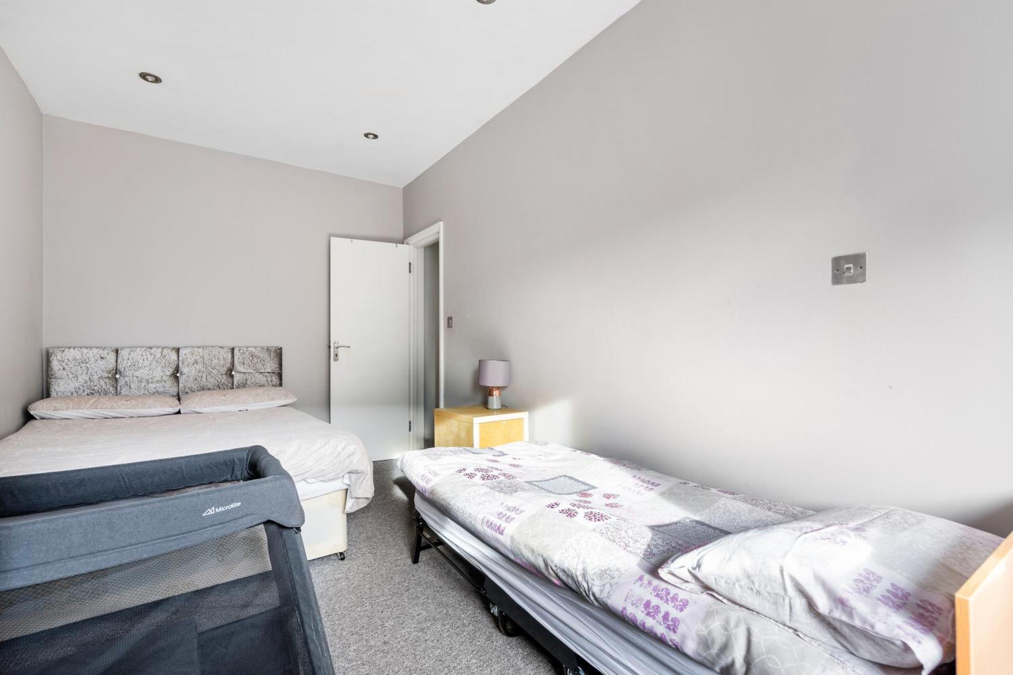 Spacious 2 Bed 2 Bath Apartment With Free Parking For 2 Cars And Underground Station Zone 2 For Quick Access To Central London Up To 10 Guests المظهر الخارجي الصورة