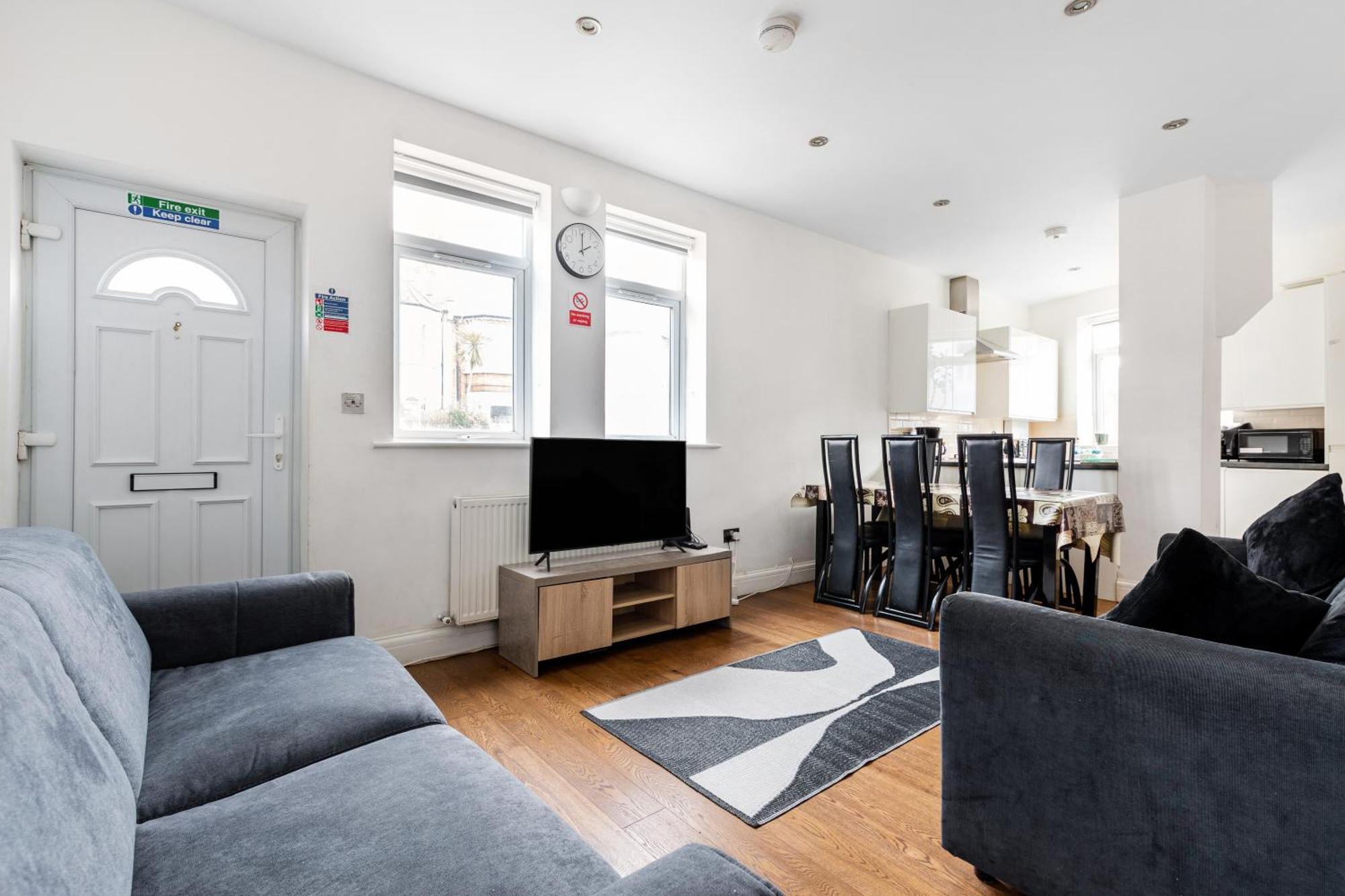 Spacious 2 Bed 2 Bath Apartment With Free Parking For 2 Cars And Underground Station Zone 2 For Quick Access To Central London Up To 10 Guests المظهر الخارجي الصورة