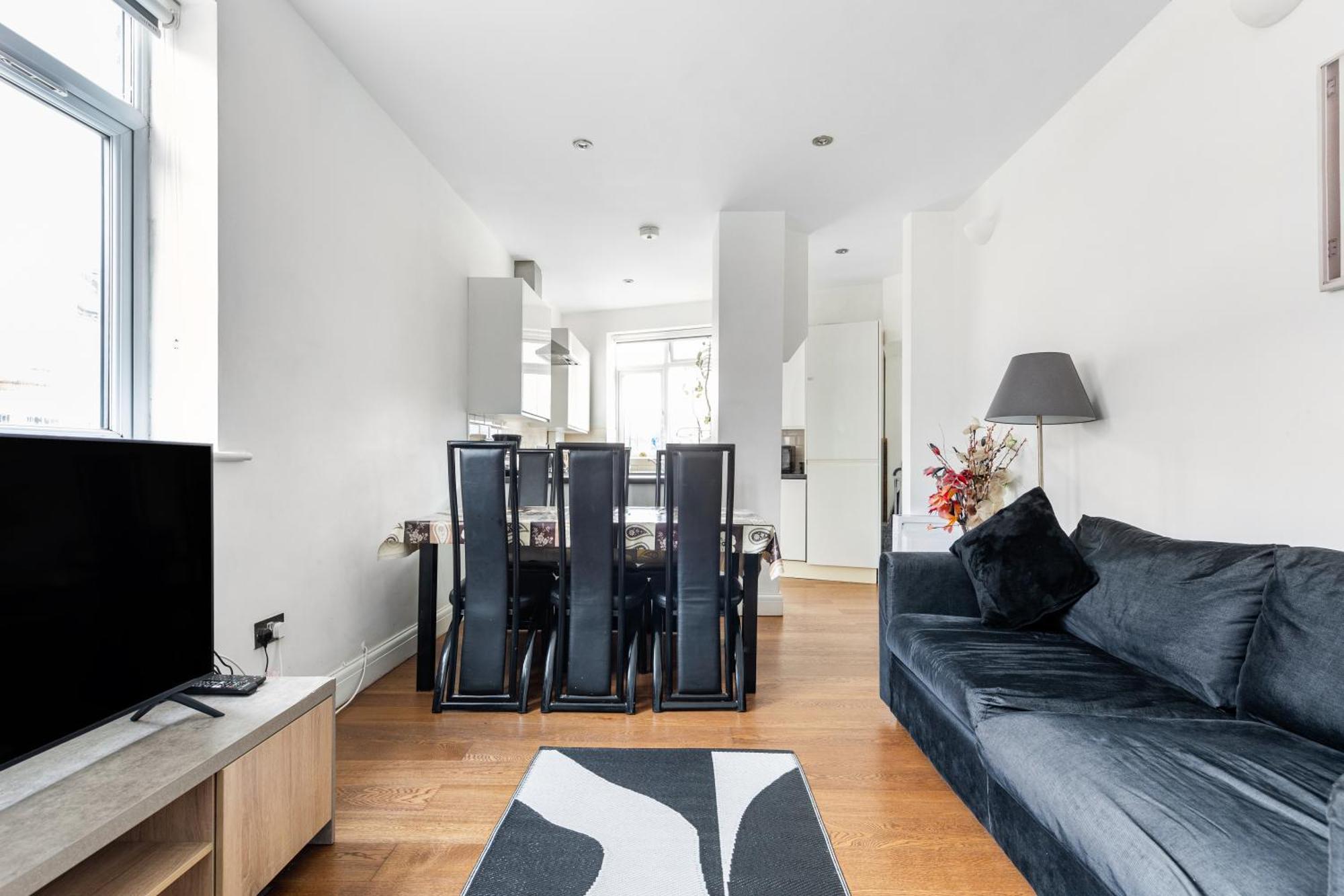 Spacious 2 Bed 2 Bath Apartment With Free Parking For 2 Cars And Underground Station Zone 2 For Quick Access To Central London Up To 10 Guests المظهر الخارجي الصورة
