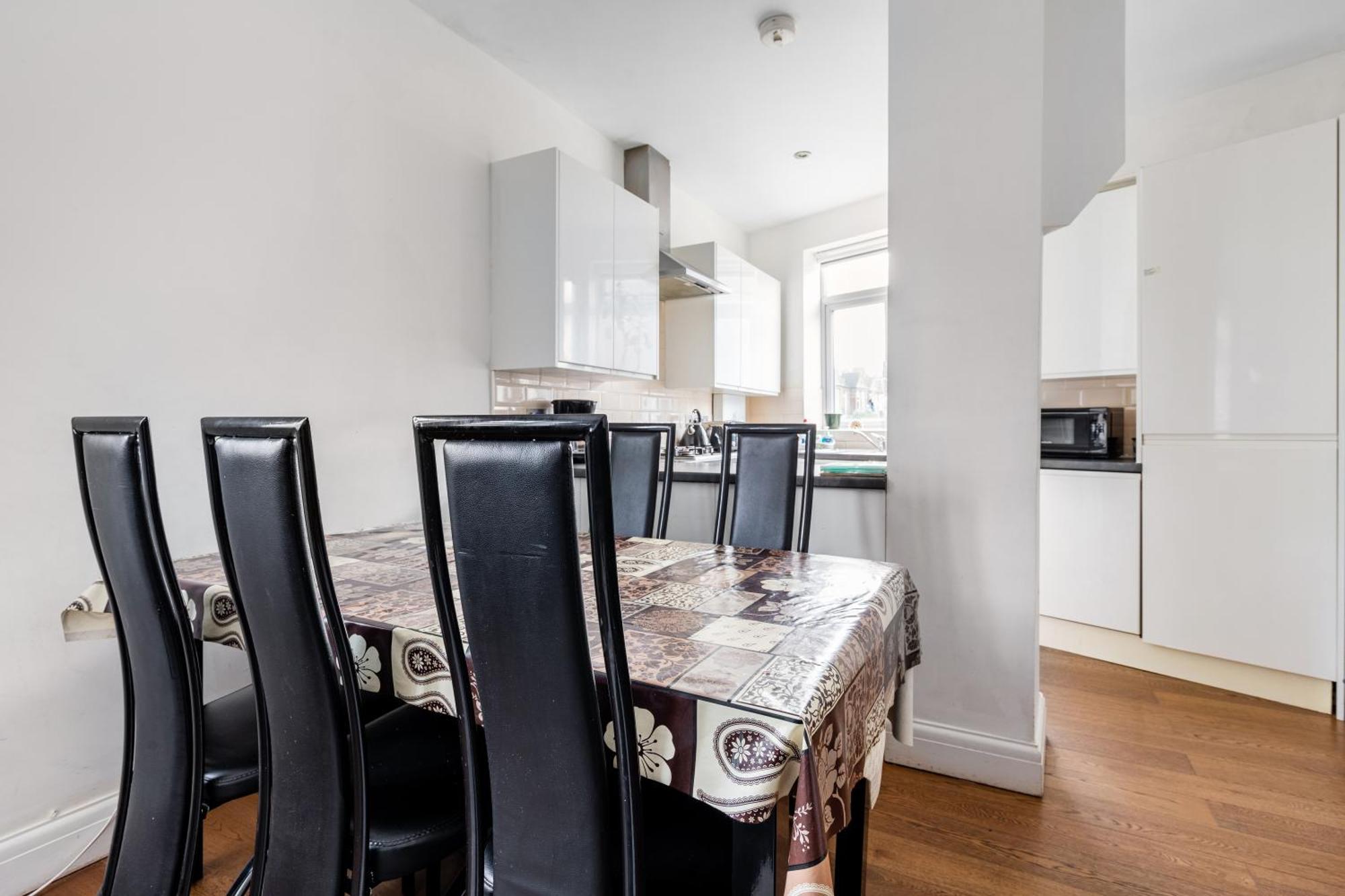Spacious 2 Bed 2 Bath Apartment With Free Parking For 2 Cars And Underground Station Zone 2 For Quick Access To Central London Up To 10 Guests المظهر الخارجي الصورة
