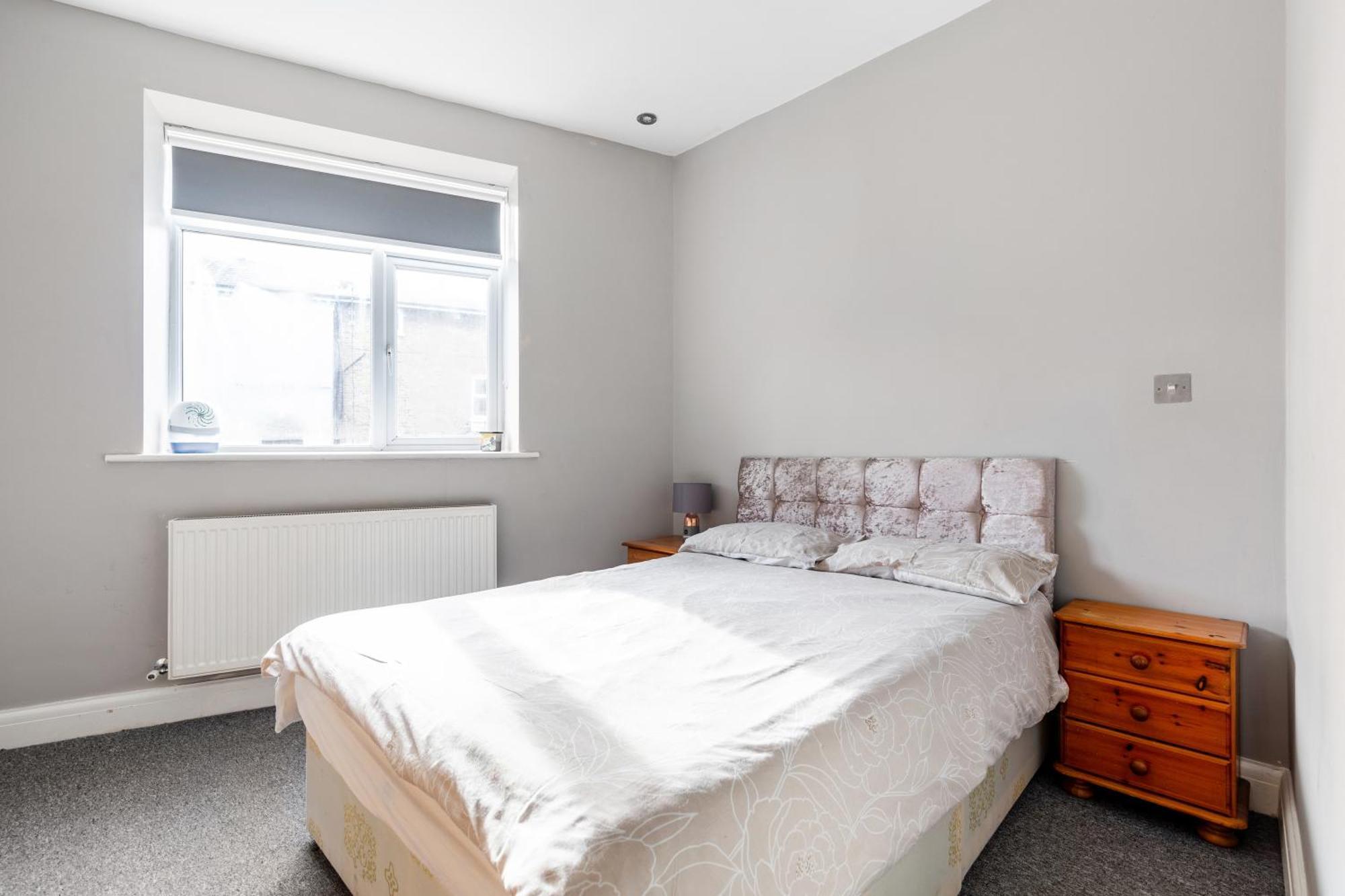 Spacious 2 Bed 2 Bath Apartment With Free Parking For 2 Cars And Underground Station Zone 2 For Quick Access To Central London Up To 10 Guests المظهر الخارجي الصورة