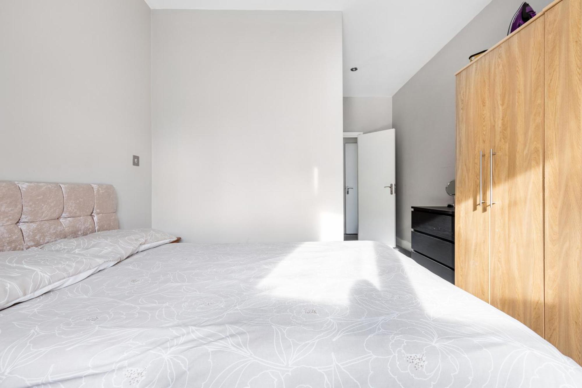 Spacious 2 Bed 2 Bath Apartment With Free Parking For 2 Cars And Underground Station Zone 2 For Quick Access To Central London Up To 10 Guests المظهر الخارجي الصورة