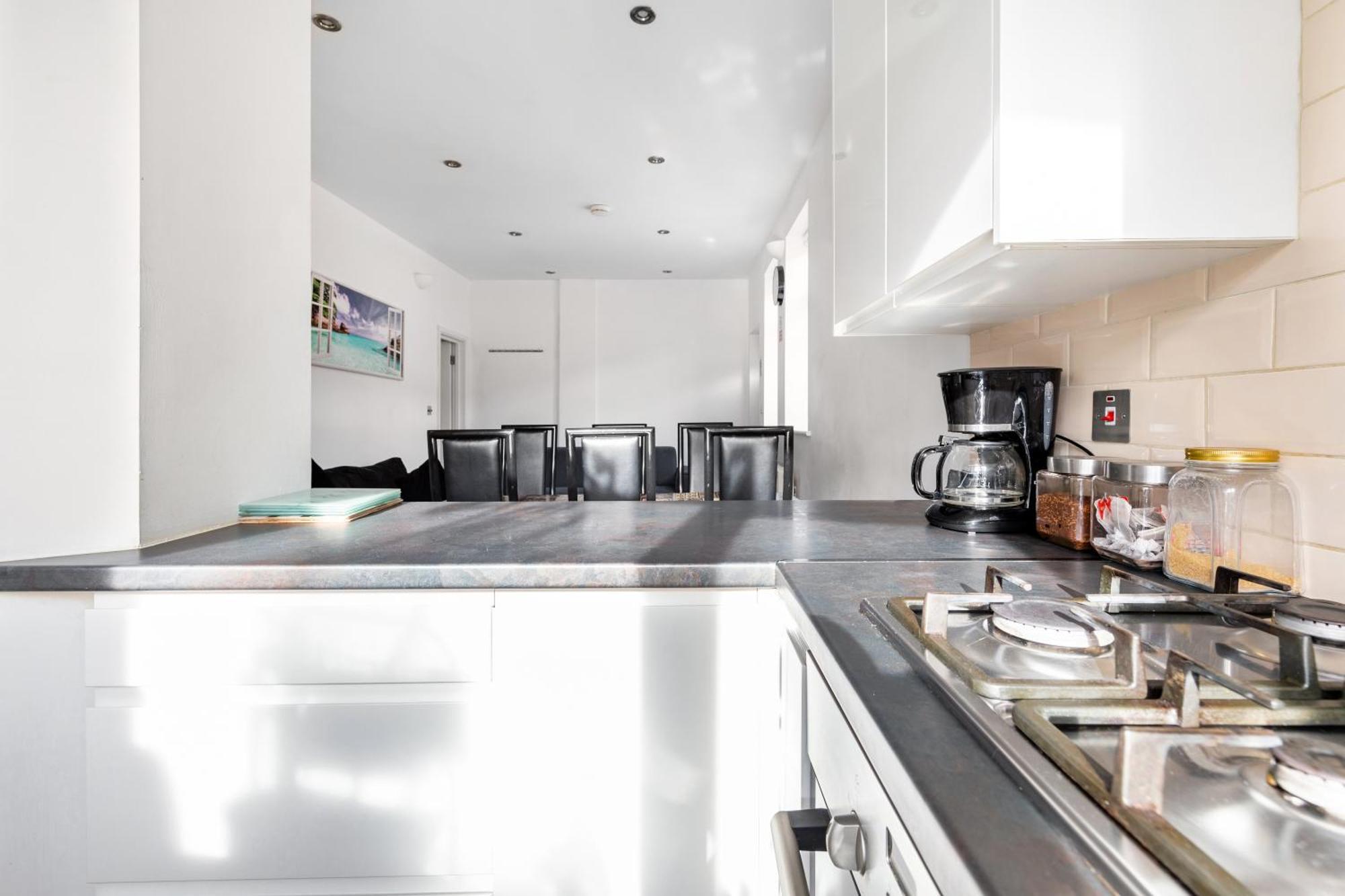 Spacious 2 Bed 2 Bath Apartment With Free Parking For 2 Cars And Underground Station Zone 2 For Quick Access To Central London Up To 10 Guests المظهر الخارجي الصورة