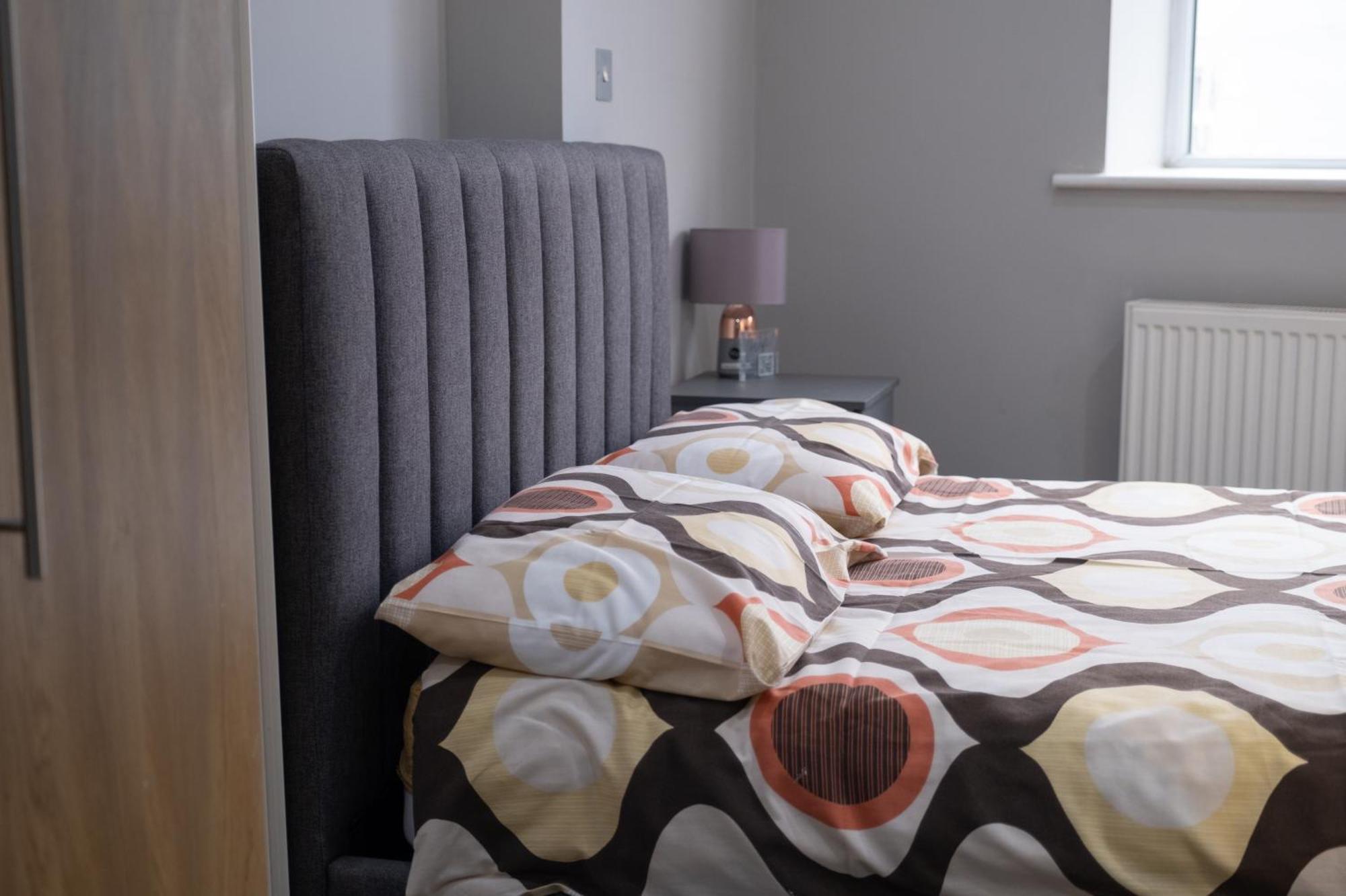 Spacious 2 Bed 2 Bath Apartment With Free Parking For 2 Cars And Underground Station Zone 2 For Quick Access To Central London Up To 10 Guests المظهر الخارجي الصورة