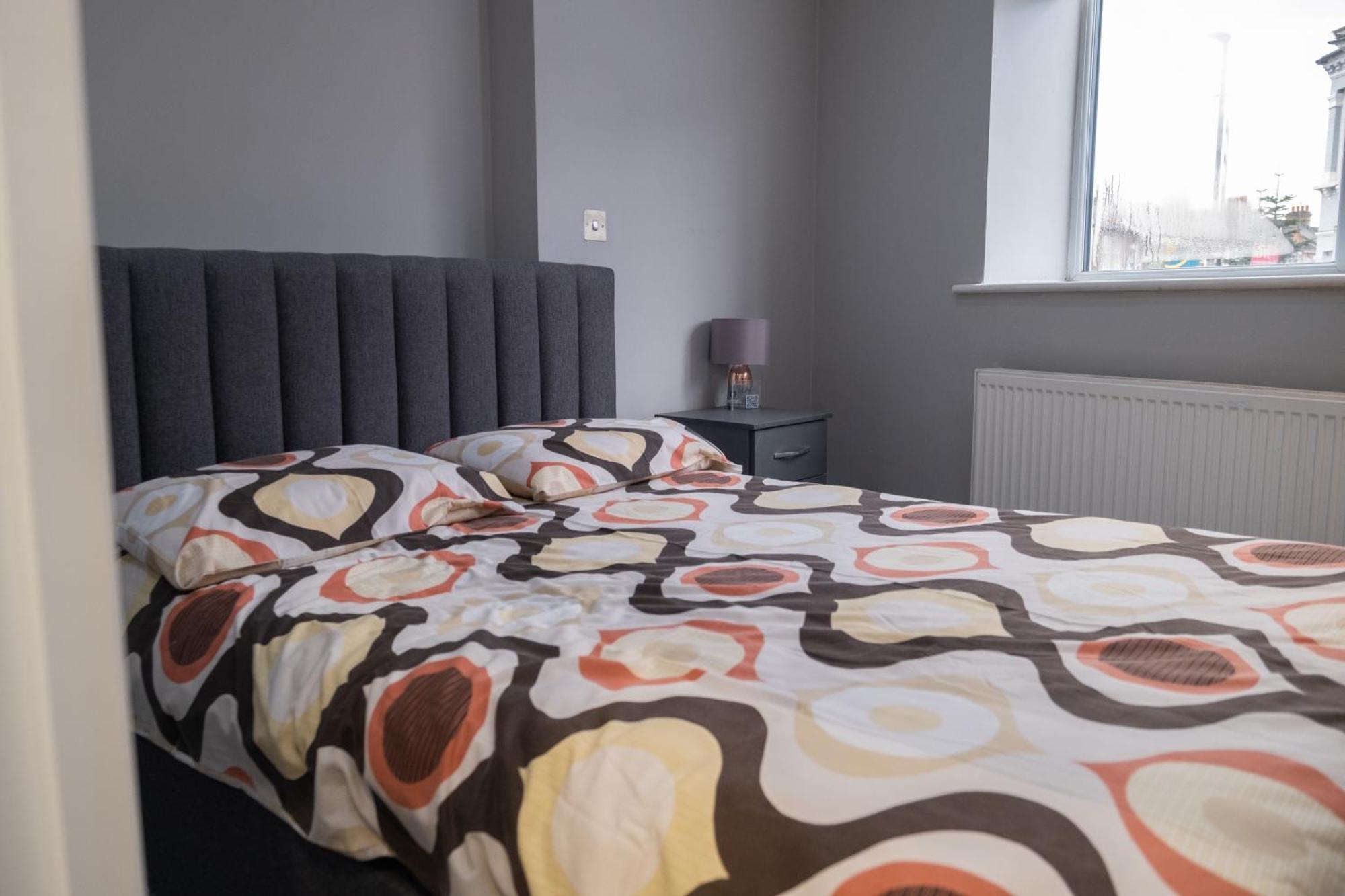 Spacious 2 Bed 2 Bath Apartment With Free Parking For 2 Cars And Underground Station Zone 2 For Quick Access To Central London Up To 10 Guests المظهر الخارجي الصورة