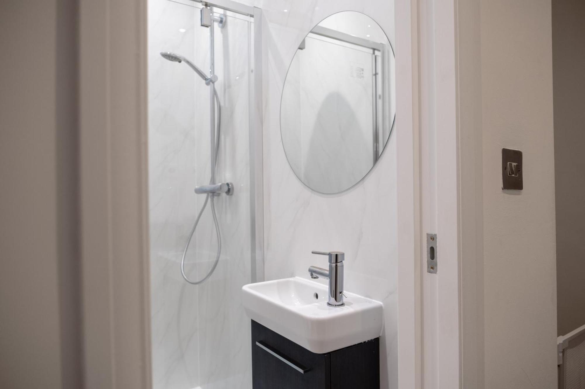Spacious 2 Bed 2 Bath Apartment With Free Parking For 2 Cars And Underground Station Zone 2 For Quick Access To Central London Up To 10 Guests المظهر الخارجي الصورة