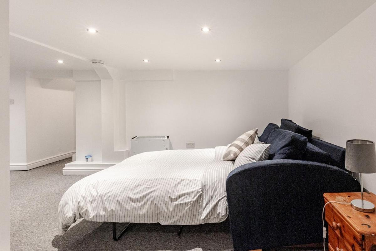 Spacious 2 Bed 2 Bath Apartment With Free Parking For 2 Cars And Underground Station Zone 2 For Quick Access To Central London Up To 10 Guests المظهر الخارجي الصورة