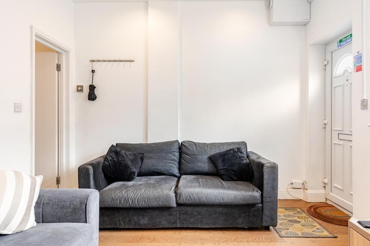 Spacious 2 Bed 2 Bath Apartment With Free Parking For 2 Cars And Underground Station Zone 2 For Quick Access To Central London Up To 10 Guests المظهر الخارجي الصورة