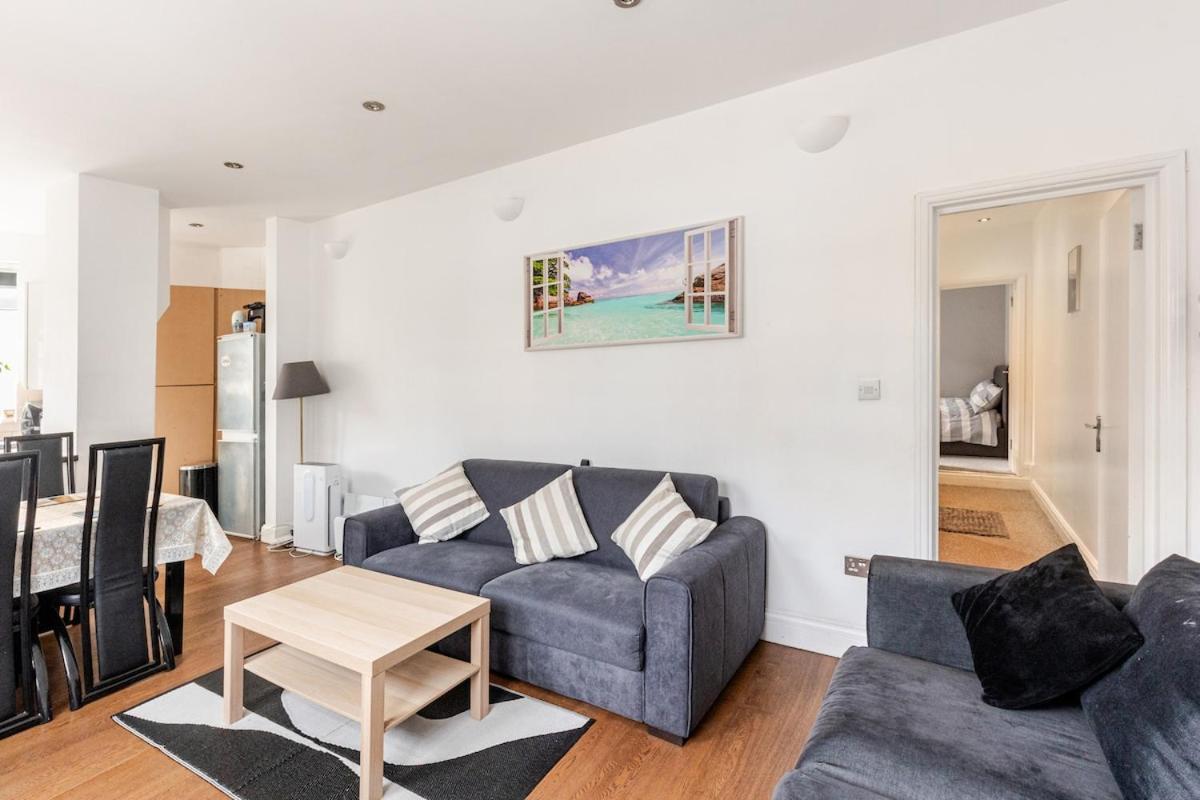 Spacious 2 Bed 2 Bath Apartment With Free Parking For 2 Cars And Underground Station Zone 2 For Quick Access To Central London Up To 10 Guests المظهر الخارجي الصورة