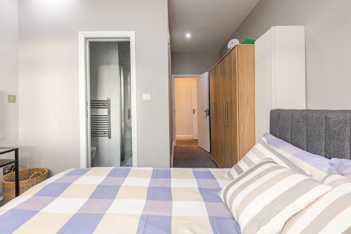 Spacious 2 Bed 2 Bath Apartment With Free Parking For 2 Cars And Underground Station Zone 2 For Quick Access To Central London Up To 10 Guests المظهر الخارجي الصورة