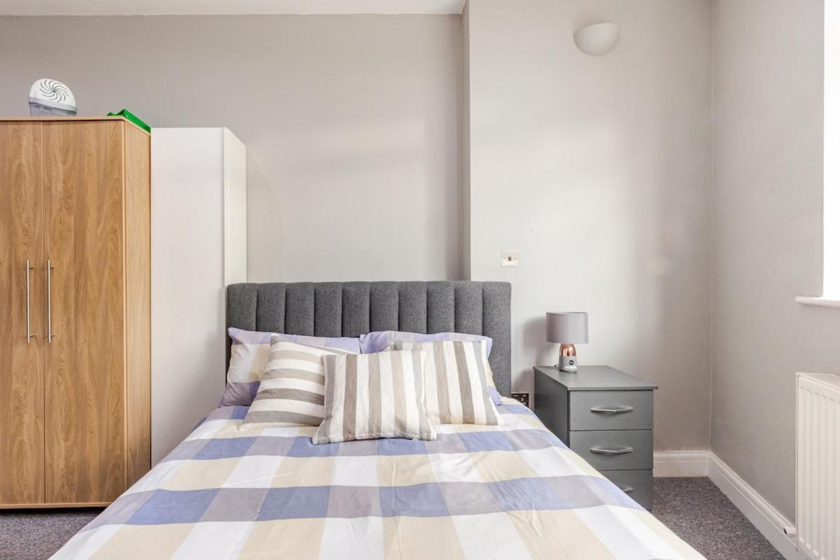 Spacious 2 Bed 2 Bath Apartment With Free Parking For 2 Cars And Underground Station Zone 2 For Quick Access To Central London Up To 10 Guests المظهر الخارجي الصورة