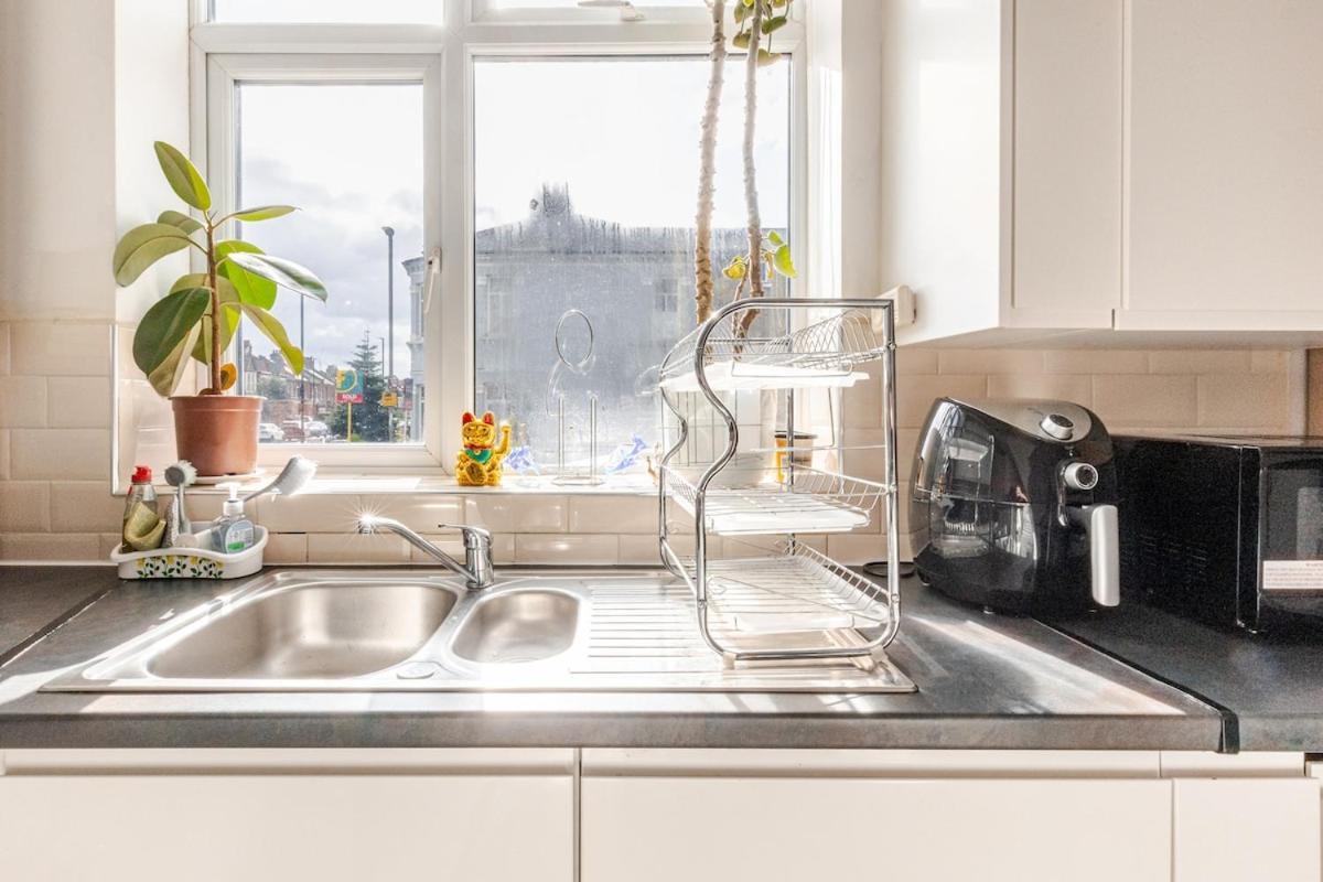 Spacious 2 Bed 2 Bath Apartment With Free Parking For 2 Cars And Underground Station Zone 2 For Quick Access To Central London Up To 10 Guests المظهر الخارجي الصورة