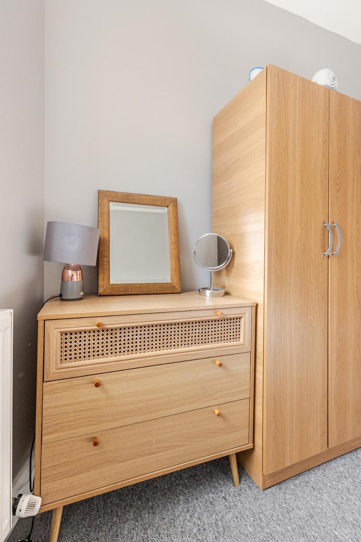 Spacious 2 Bed 2 Bath Apartment With Free Parking For 2 Cars And Underground Station Zone 2 For Quick Access To Central London Up To 10 Guests المظهر الخارجي الصورة